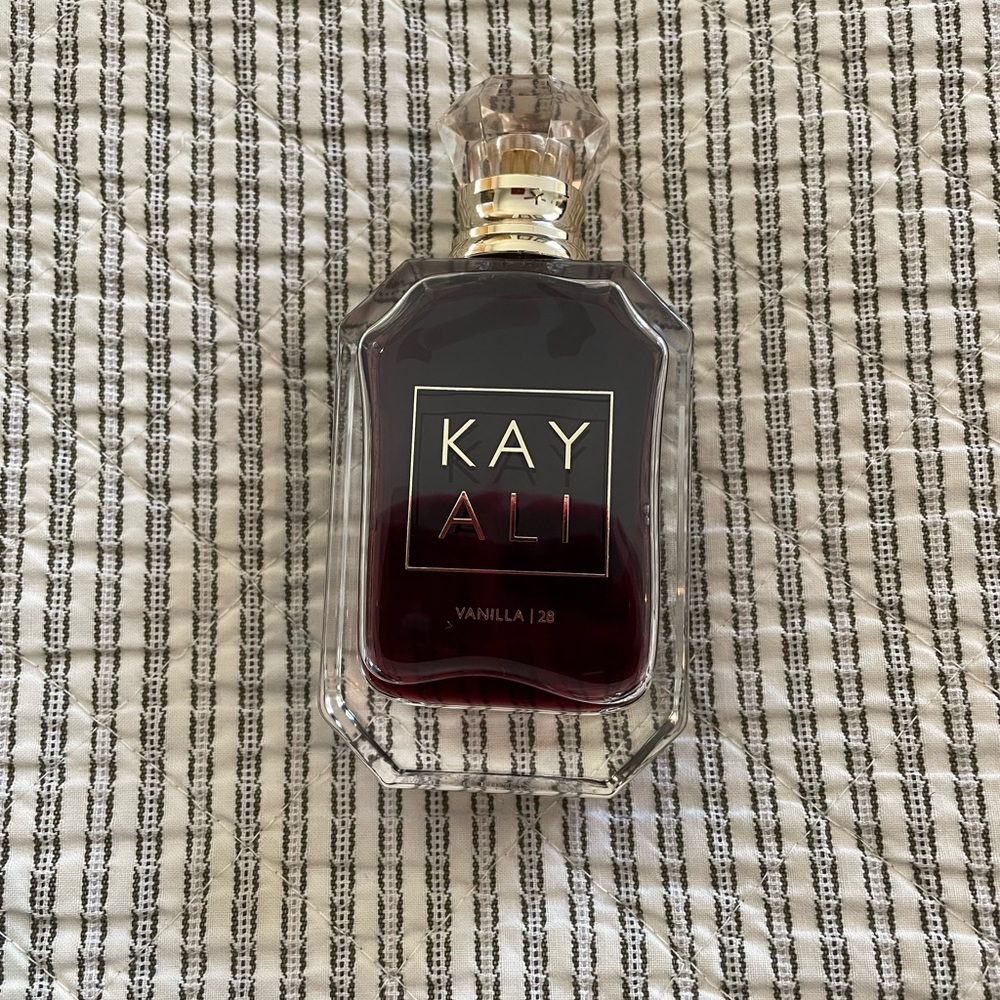 Kayali vanilla 28 HUDA BEAUTY
